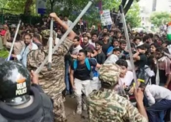 दिल्लीतील आंदोलनाला हिंसक वळण; 118 पोलीस जखमी, 78 आंदोलक ताब्यात, अनेक वाहनांचं नुकसान