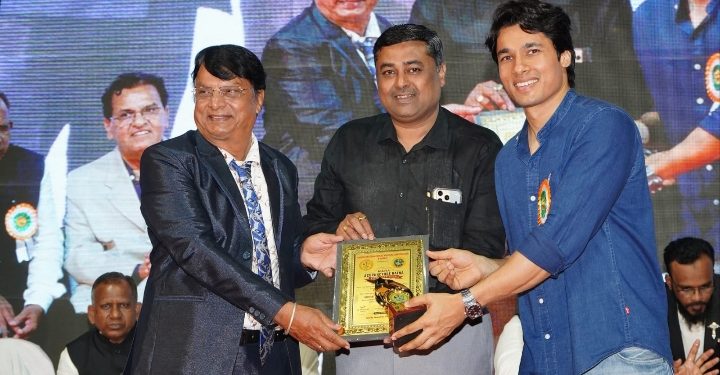 जळगांवचे मोरेश्वर पाठक ‘महा ॲक्युपंक्चररत्न’ पुरस्काराने सन्मानीत!