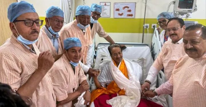 26 दिवसांनंतर सोनम वांगचुक यांचे उपोषण संपले; जे. पी. नड्डा यांच्याशी चर्चेनंतर निर्णय, सरकारने तीन महत्त्वाच्या मागण्यांवर दिले आश्वासन