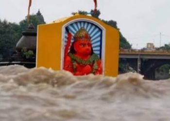 नाशिकमध्ये पावसाचा कहर; दुतोंड्या मारुतीच्या छातीपर्यंत पाणी, रामकुंड जलमय; अडकलेल्या नेपाळी पर्यटकाची सुखरूप सुटका