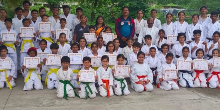 पोलिस स्पोर्ट्स अकादमी व आर. जे. स्पोर्ट्स अकादमीची वार्षिक बेल्ट परीक्षा उत्साहात संपन्न