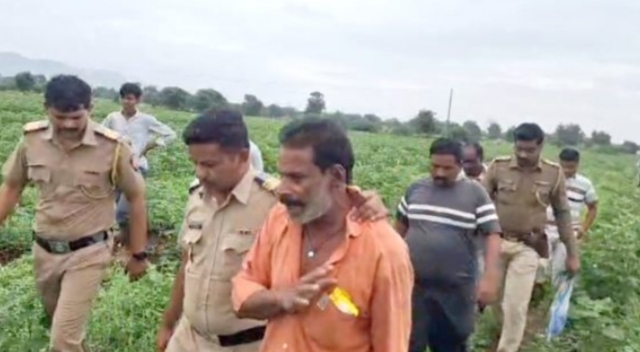 जन्मदात्या बापाचा पोटच्या लेकरांवर कुऱ्हाडीने घाव! १३ वर्षीय मुलीचा जागीच मृत्यू; ११ वर्षीय मुलगा मृत्यूशी झुंज देतोय