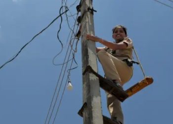 कंबरेला प्लायर, खांद्यावर जबाबदारी; धामणगावच्या ‘वायरवुमन’ ज्योतीची प्रेरणादायी कहाणी