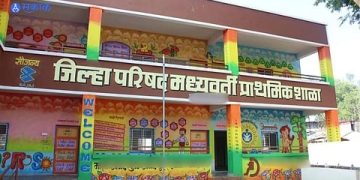 विद्यार्थ्यांनी गुरुजींच्या बदली विरोधात केले घरात आंदोलन ; पालक वर्ग उतरला रस्त्यावर