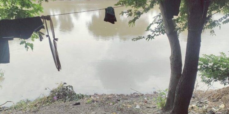 अमळनेरमध्ये काळीज पिळवटून टाकणारी घटना; लेकाला वाचविण्यासाठी तलावात उतरलेला बापही बुडाला