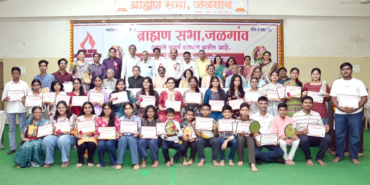 गुणवंत विद्यार्थ्यांचा गौरव सोहळा उत्साहात; शिक्षणासोबत संस्कार व सामाजिक बांधिलकी जोपासण्याचे आवाहन
