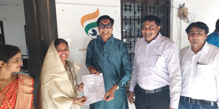 चंदू अण्णा नगर-खोटेनगर रस्ता दुरुस्त करा; प्रभाग ९ मधील नागरिकांची पालकमंत्र्यांकडे साकडे