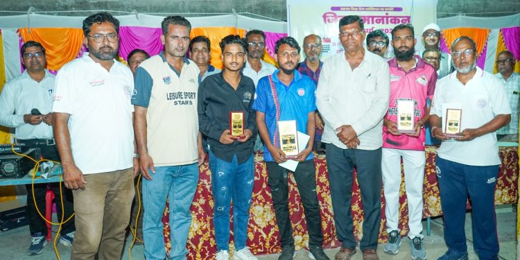 जिल्हा मानांकन कॅरम स्पर्धेत रईस शेख विजेता तर नईम अन्सारी उपविजयी