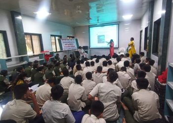 अनुभूती इंग्लिश मीडियम स्कूलमध्ये विद्यार्थी-विद्यार्थिनींसाठी मार्गदर्शन शिबिर संपन्न; मुला-मुलींना एड्स जागृती, तर मुलींना शरीर स्वच्छतेबाबत विशेष मार्गदर्शन