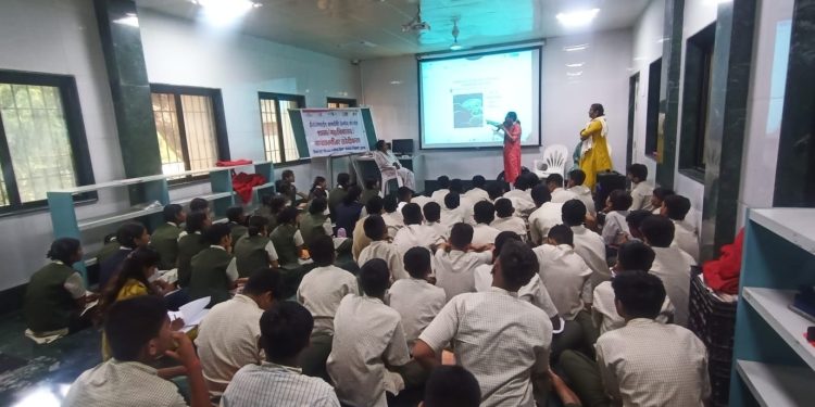 अनुभूती इंग्लिश मीडियम स्कूलमध्ये विद्यार्थी-विद्यार्थिनींसाठी मार्गदर्शन शिबिर संपन्न; मुला-मुलींना एड्स जागृती, तर मुलींना शरीर स्वच्छतेबाबत विशेष मार्गदर्शन