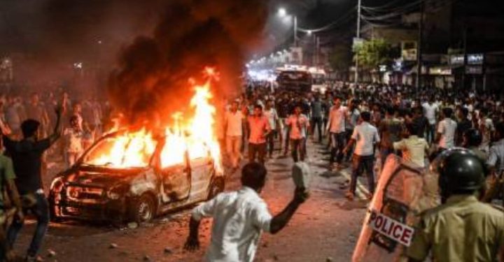 जळगाव : शिक्षकाचे अल्पवयीन मुलीशी अश्लील वर्तन; संतप्त जमावाने कार पेटवली, पोलिसांवरही दगडफेक