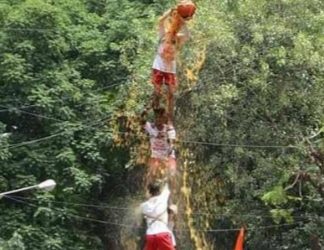 मुंबई-ठाण्यात कोट्यवधींच्या दहीहंडीची धूम; कुठे किती लाखांचे बक्षीस ?
