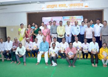 पितृपक्षाच्या पावन पर्वावर ब्राह्मण सभा व मांगल्य सेवा संस्थेतर्फे गरजूंना धान्य व शिध्याचे मोफत वितरण