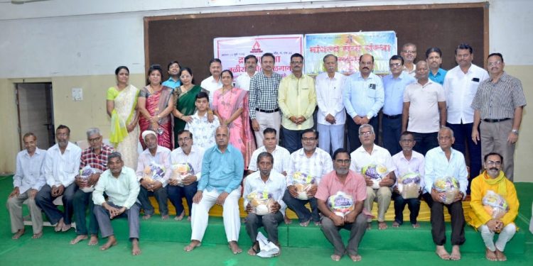 पितृपक्षाच्या पावन पर्वावर ब्राह्मण सभा व मांगल्य सेवा संस्थेतर्फे गरजूंना धान्य व शिध्याचे मोफत वितरण