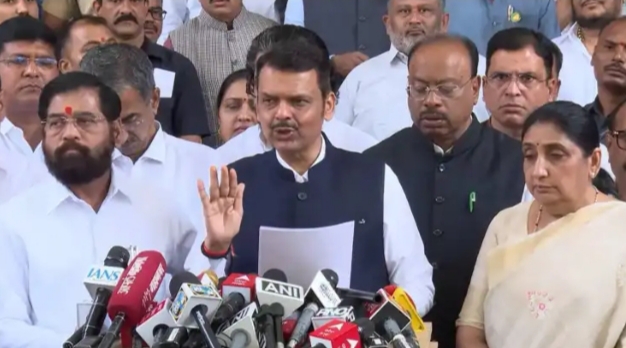 सर्वात मोठी बातमी ! शेतकऱ्यांना आर्थिक मदत जाहीर, दिवाळीपूर्वीच खात्यात येणार इतके हजार, मुख्यमंत्र्यांची मोठी घोषणा