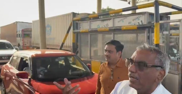 नशिराबाद टोलनाक्यावरील वाहतूक कोंडीचा संताप; टोलवरील वाहनांच्या लांबच लांब रांगा पाहून माजी खासदार डॉ. उल्हास पाटील आक्रमक